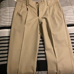 Dockers Classic Fit Khaki, Pleated